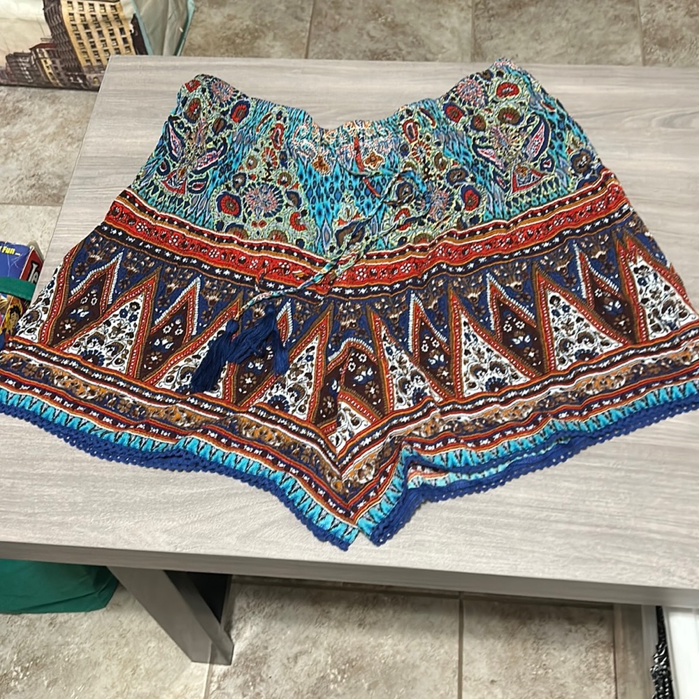 Bohemian style shorts with elastic waist and tassel.